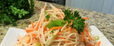 Салат з капустою та майонезом – рецепт приготування Для приготування салату використовується