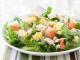 Konserve ton balıklı ve mısırlı salata Ton balıklı salata mısır salatalık turşusu