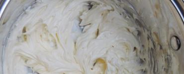 Kek için haşlanmış yoğunlaştırılmış sütlü tereyağı kreması
