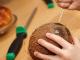 Sfaturi simple despre cum să tăiați o nucă de cocos acasă
