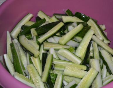 Soğanlı salatalık mezesi Kış için kabuksuz salatalık parmakları